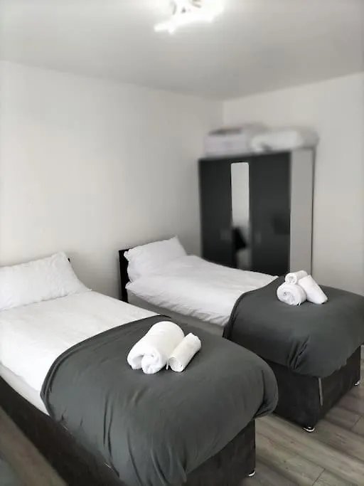 Apartment Remaj Service Accommodation, Sleep 7 Dagenham
