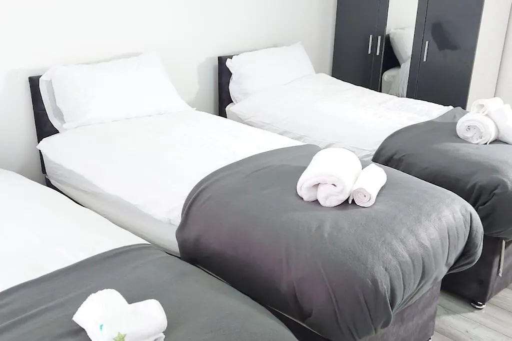 Remaj Service Accommodation, Sleep 7 Dagenham United Kingdom