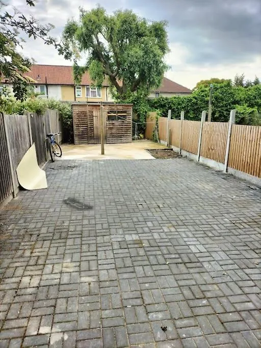 Remaj Service Accommodation, Sleep 7 Dagenham