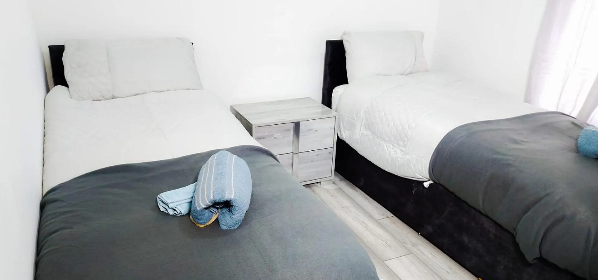 Remaj Service Accommodation, Sleep 7 Dagenham
