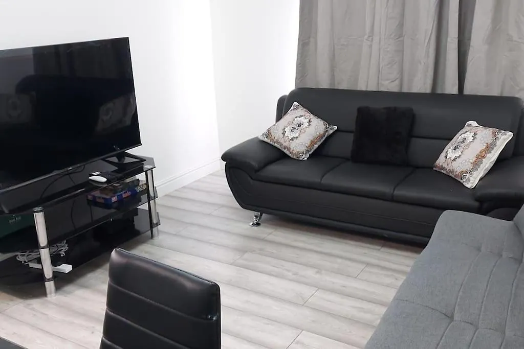 Remaj Service Accommodation, Sleep 7 Dagenham 0*,  United Kingdom