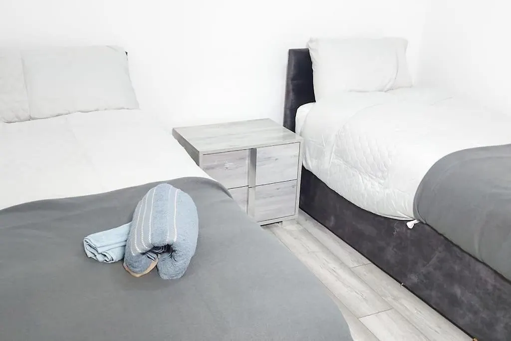 Remaj Service Accommodation, Sleep 7 Dagenham 0*,  United Kingdom